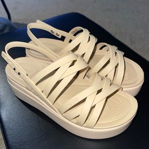 Crocs Brooklyn Strappy in Chai